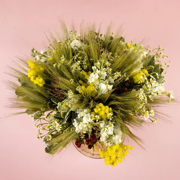 Ромашки, маттиолы и сухоцветы в вазе