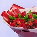 Букет из алых роз и гвоздик