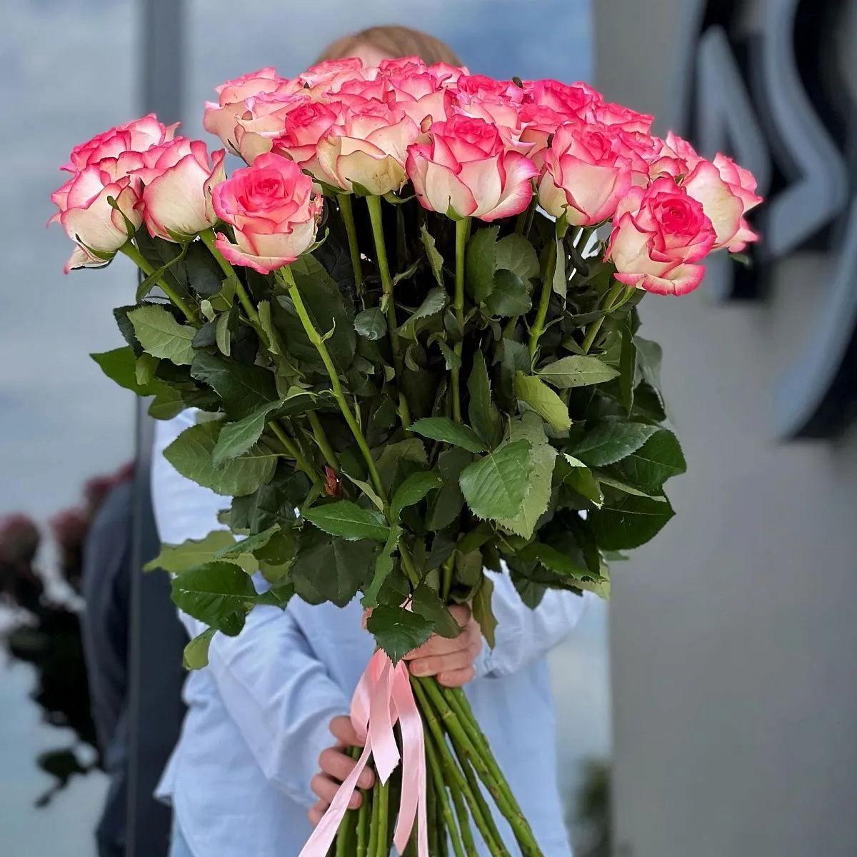 35 бело-розовых роз (60 см)