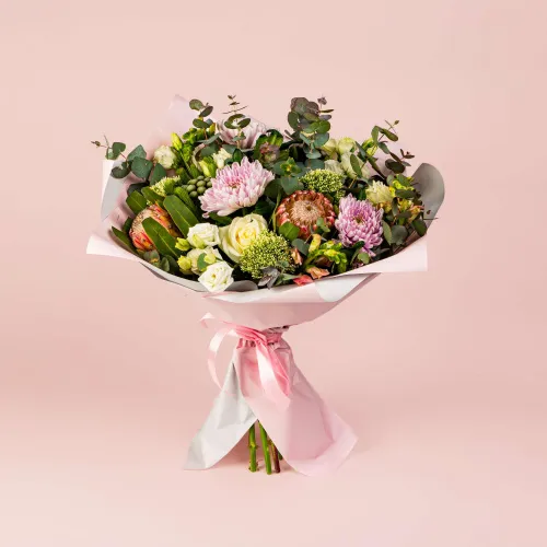 Букет из хризантем, роз и эустом