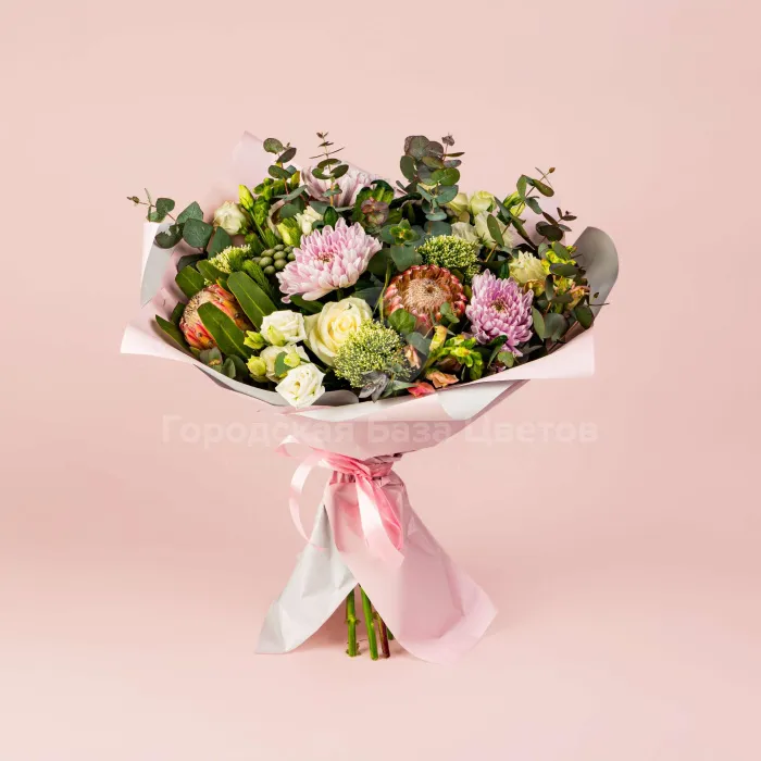 Букет из хризантем, роз и эустом