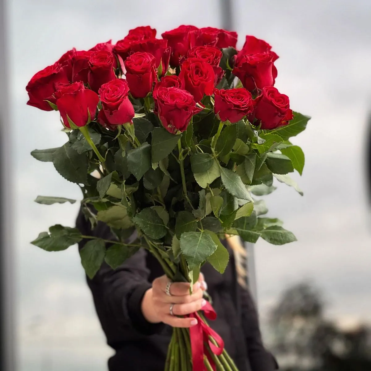 25 красных роз (60 см)