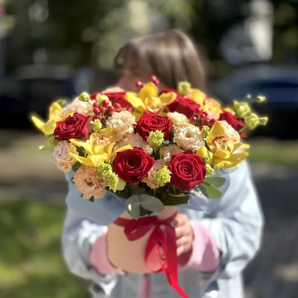 Эустомы, розы и гиперикумы в коробке