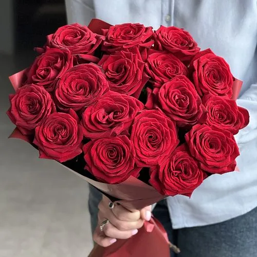 Букет из 17 красных роз (50 см)