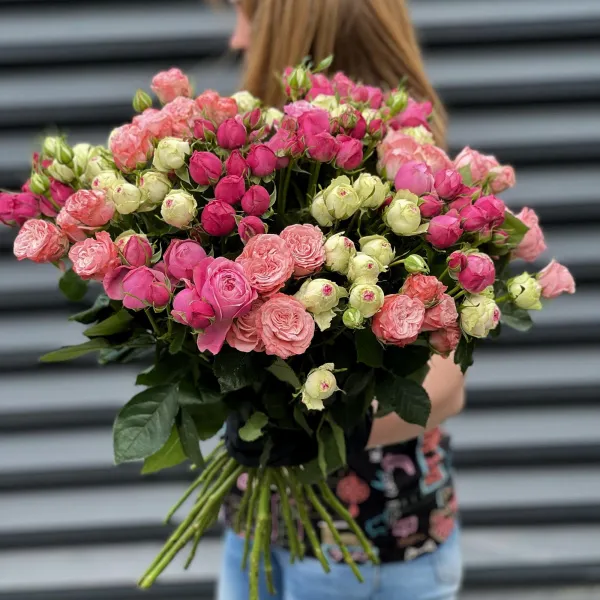 27 бело-розовых кустовых роз