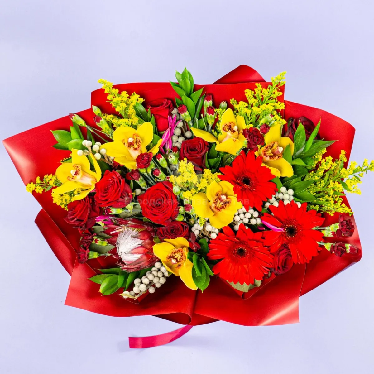 Букет из орхидеи, красных гербер и роз
