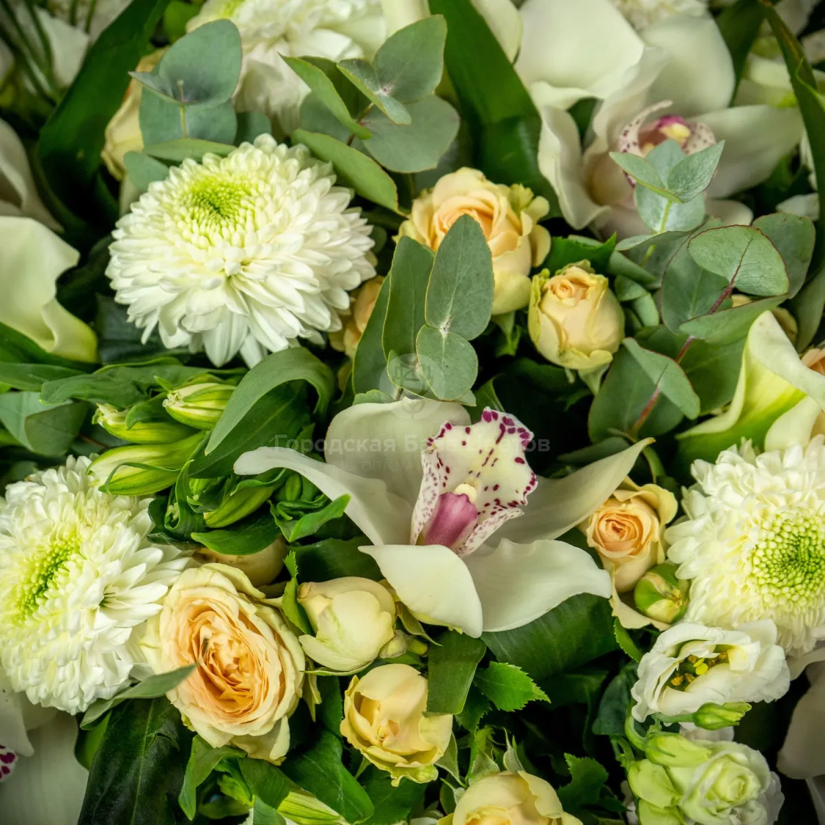 Букет из хризантем, роз и белой орхидеи