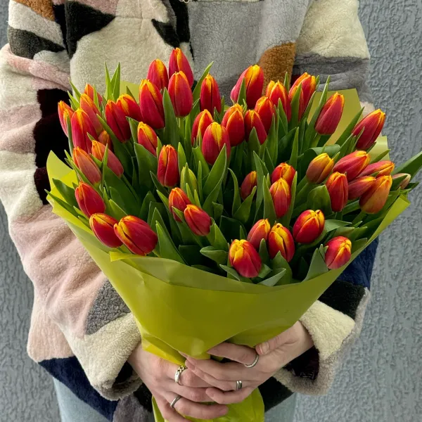 39 красно-жёлтых тюльпанов
