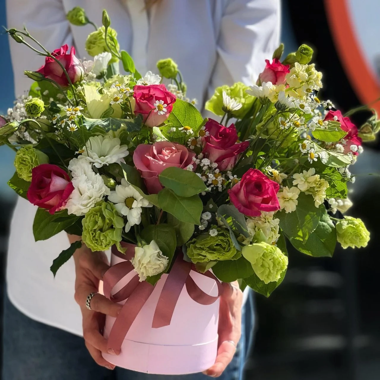 Розы, матиолла и эустом в коробке