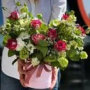 Розы, матиолла и эустом в коробке