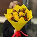 Букет из гиперикума и роз