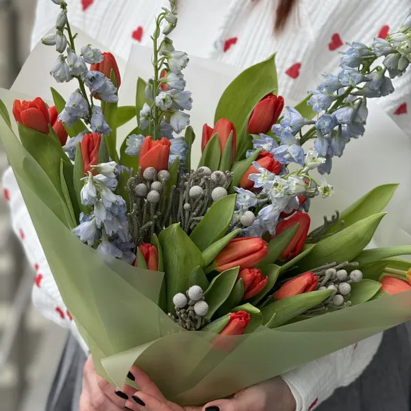 Букет из тюльпан, брунии и дельфиниума