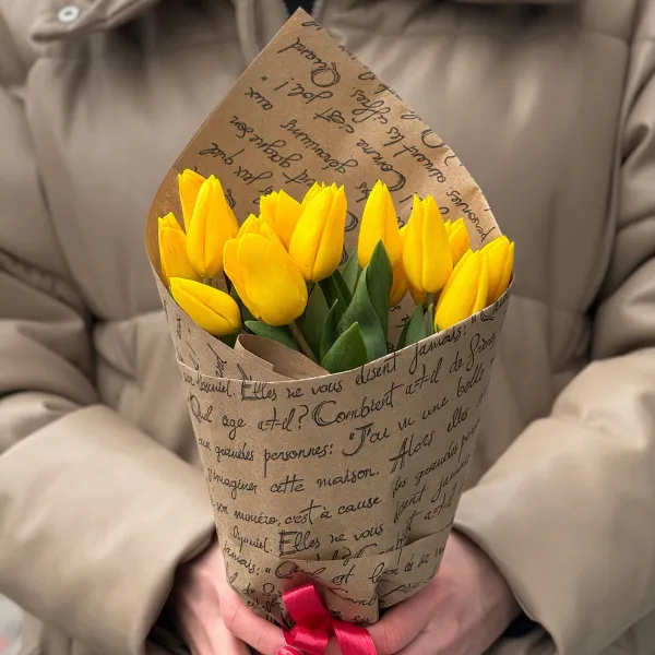 Букет из 15 жёлтых тюльпанов