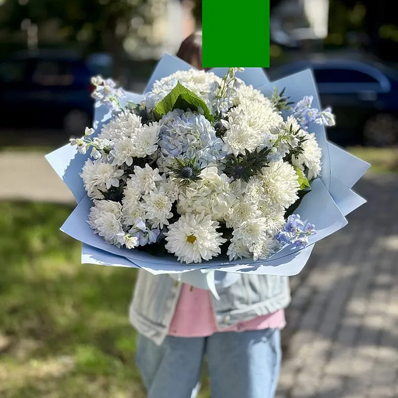 Букет из хризантем, гортензии и эрингиума