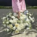 Эустомы, хризантемы и розы в корзине