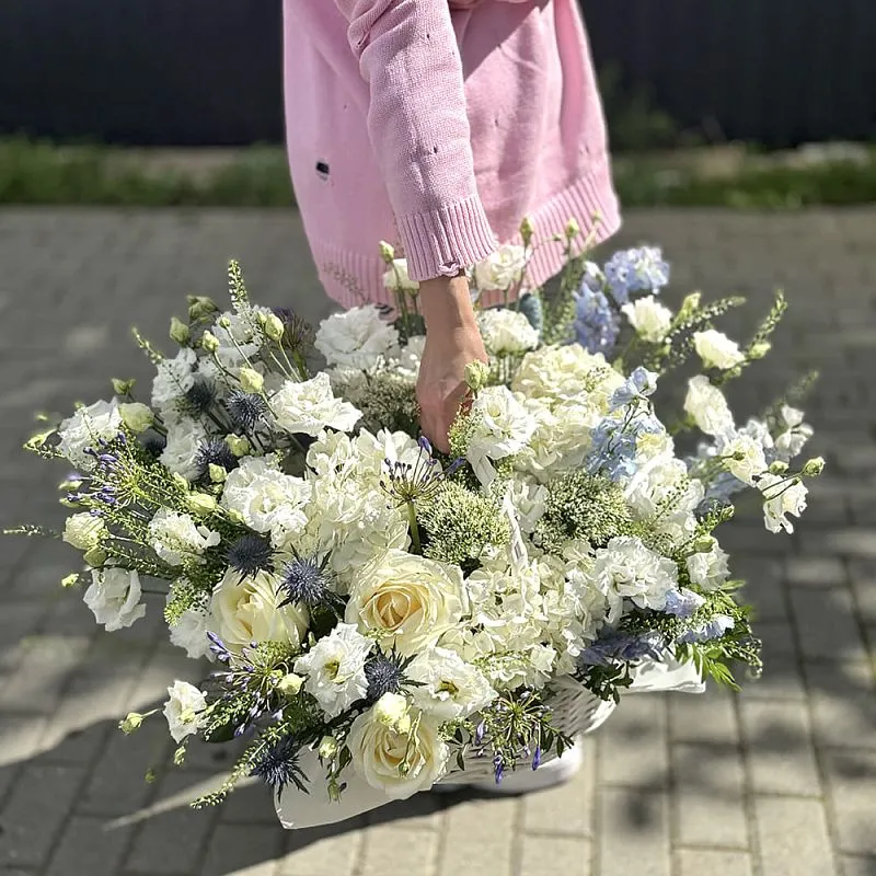 Эустомы, хризантемы и розы в корзине