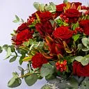 31 розы и эвкалипта в корзине