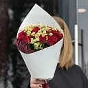 Букет из роз и танацетумом «Вишнёвый шёлк»