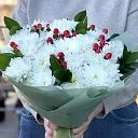 Огромный букет из хризантем и гиперикума