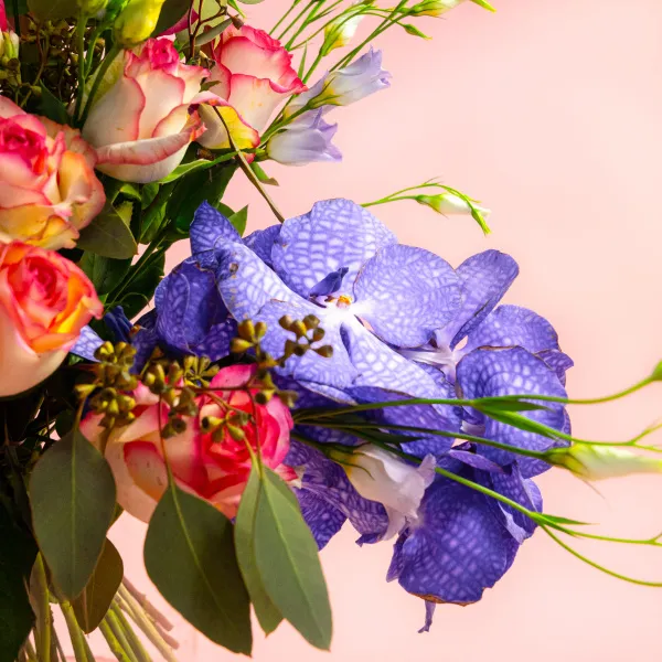 Розы и орхидея в вазе