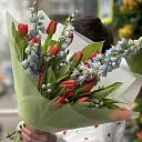 Букет из тюльпан, брунии и дельфиниума