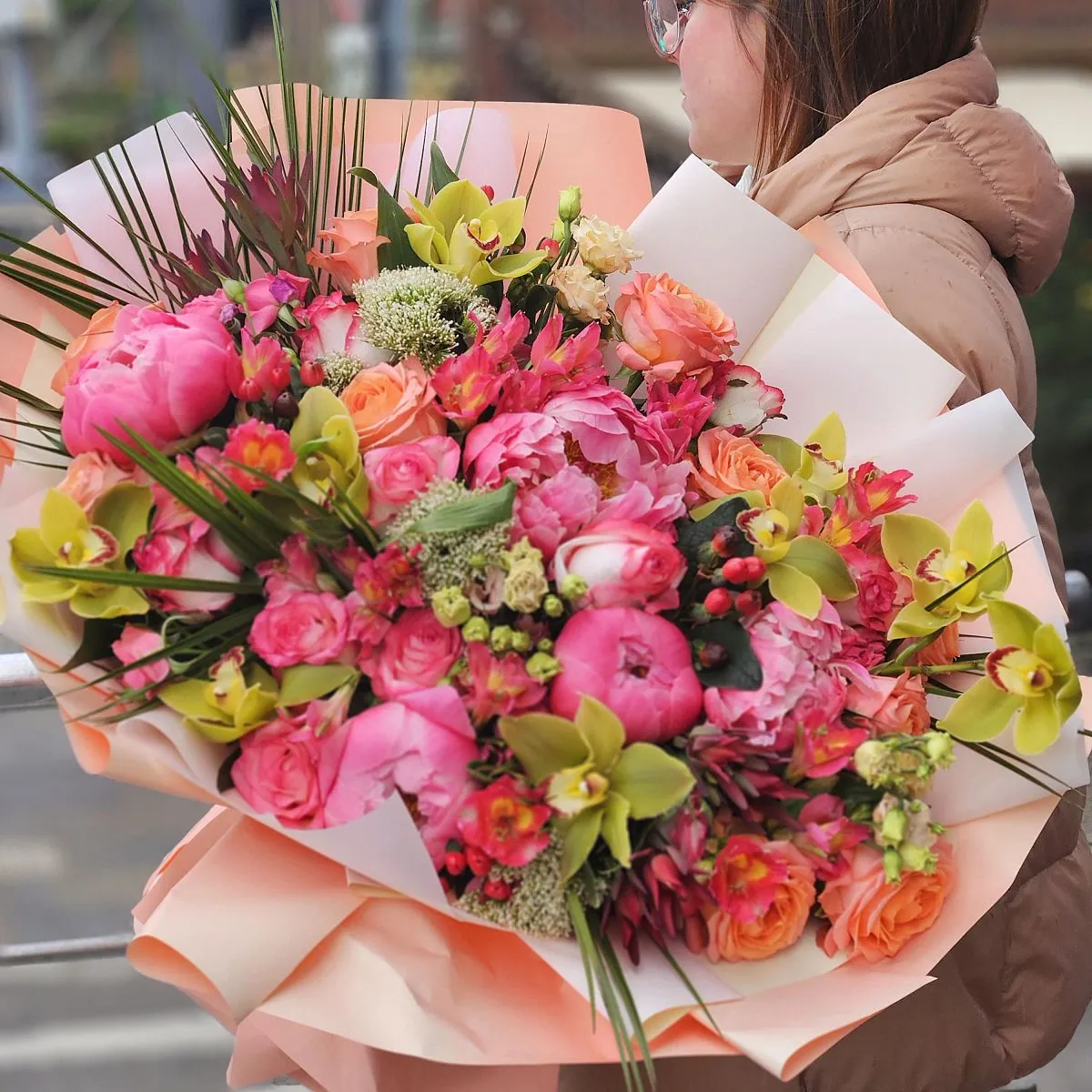 Букет роз, пионов и альстромерий