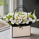 Розы, хризантемы и эустомы в коробке «Белоснежная вуаль»