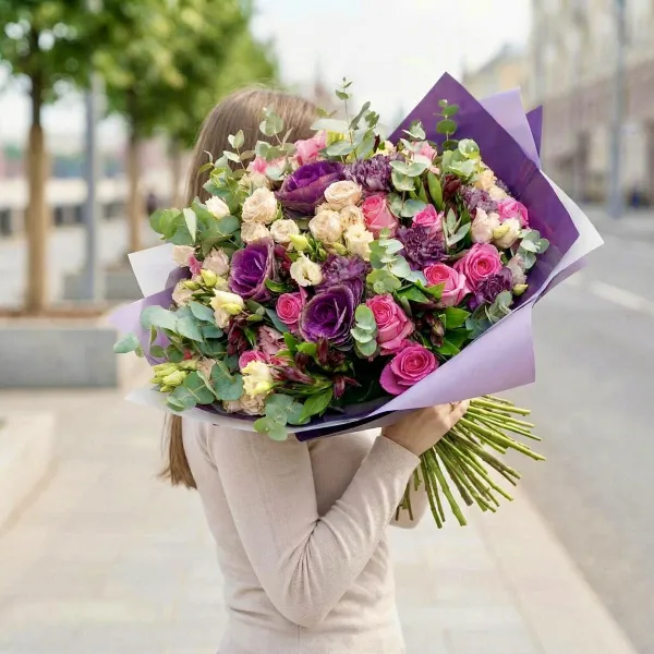 Букет из роз, гвоздик и брассики