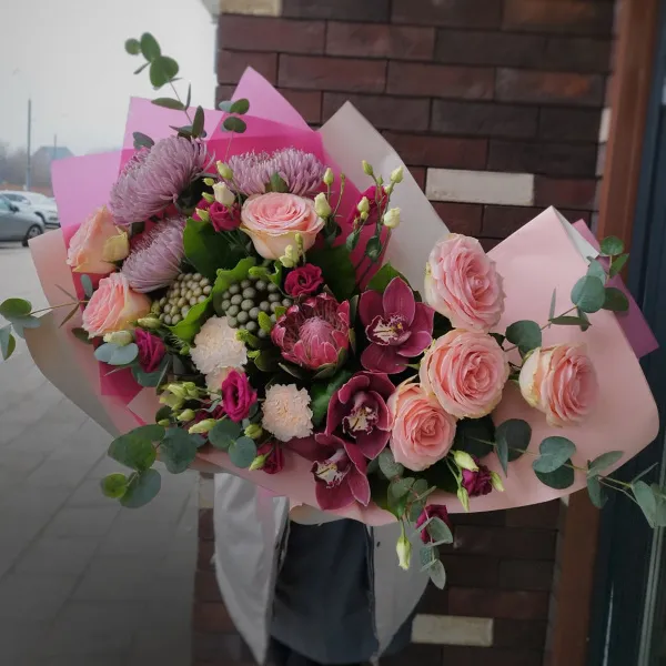 Букет из хризантем, роз и эустомы