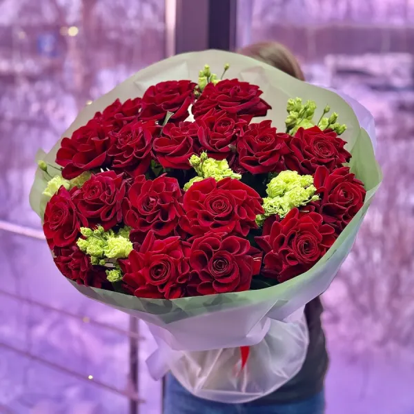 Букет из роз и эустом огромный