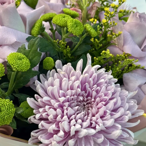 Букет из солидаго, роз и хризантем огромный