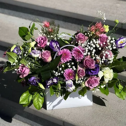 Розы, клематис и гентиана в коробке