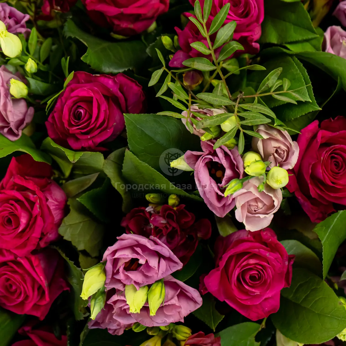 Букет из эустом и ярко-розовых роз