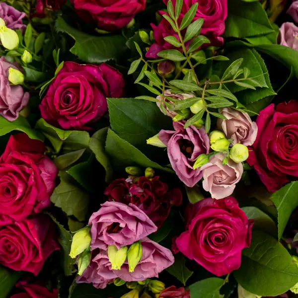 Букет из эустом и ярко-розовых роз