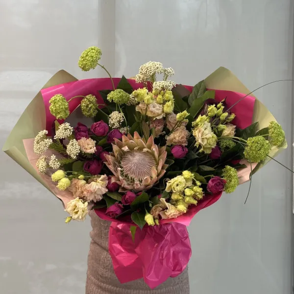 Букет из роз, озотамнус и протей огромный