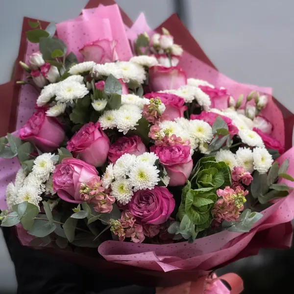 Букет из роз, хризантем и эустом
