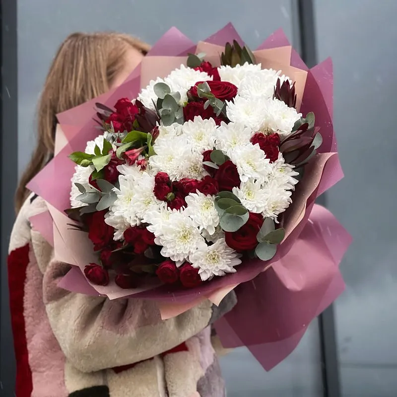Большой букет из роз и хризантем