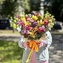 Розы, эустомы и астеры в коробке