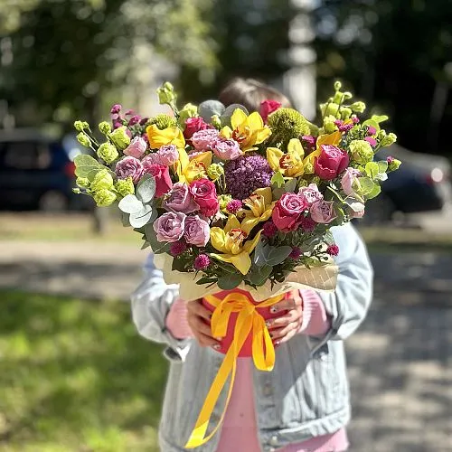 Розы, эустомы и астеры в коробке