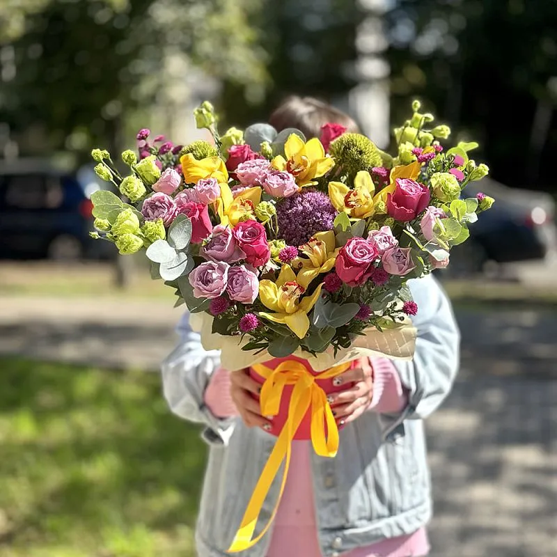 Розы, эустомы и астеры в коробке