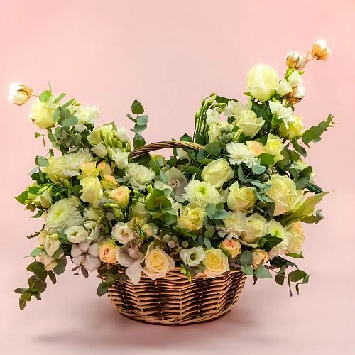 Розы микс и хлопок в корзине