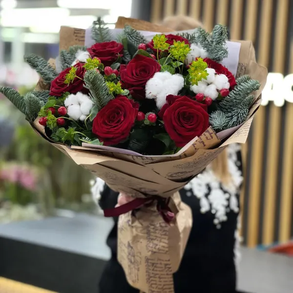 Букет из роз и гиперикума