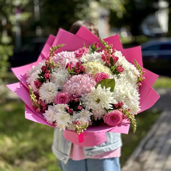 Букет из хризантем, антирринумов и роз
