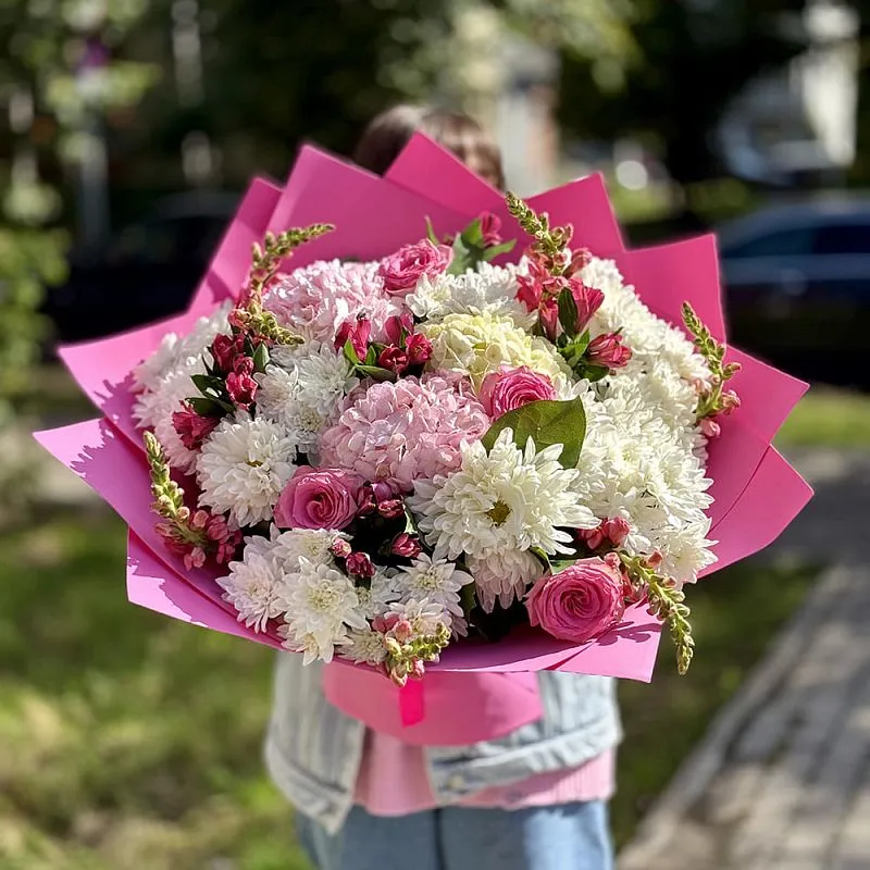 Букет из хризантем, антирринумов и роз
