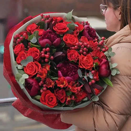 Большой букет роз, пионов и альстромерий