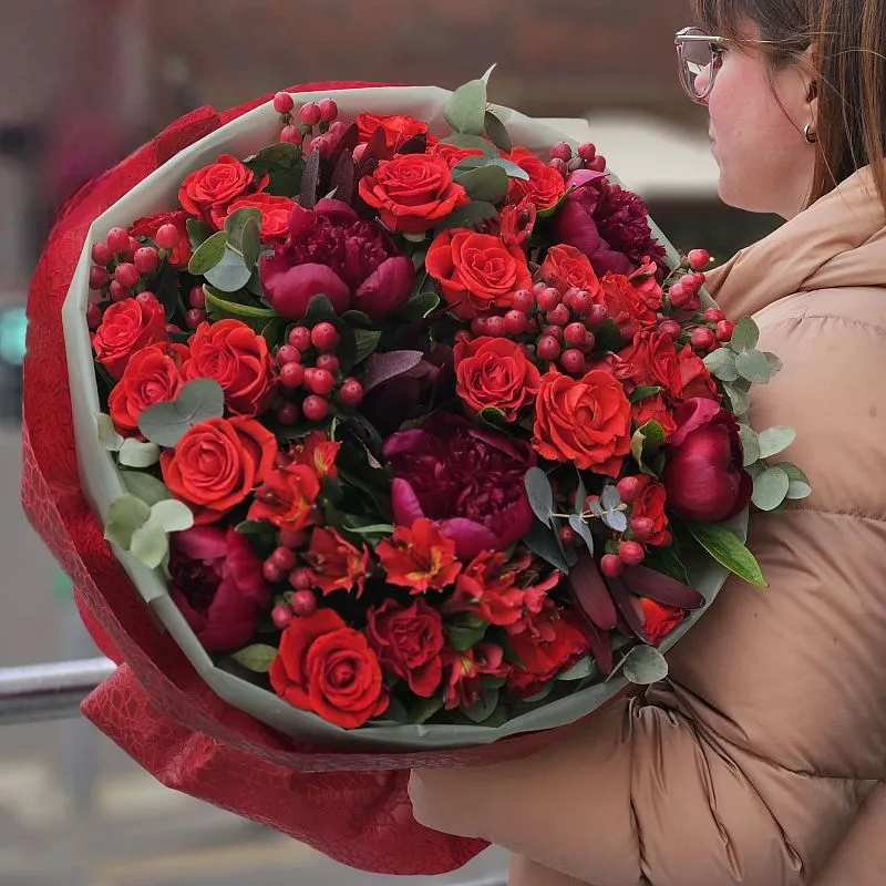 Большой букет роз, пионов и альстромерий