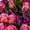 Букет из розовых роз и альстромерий