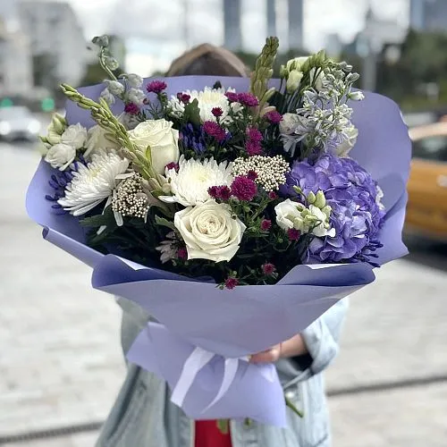 Букет из роз, эустом и астеров