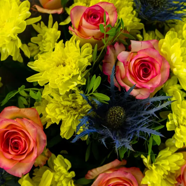 Букет из жёлтых хризантем и нежных роз