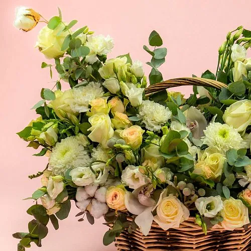 Розы микс и хлопок в корзине